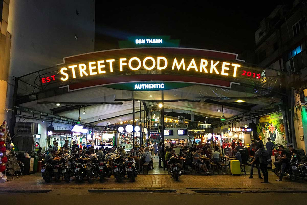 night market on phan boi chau street